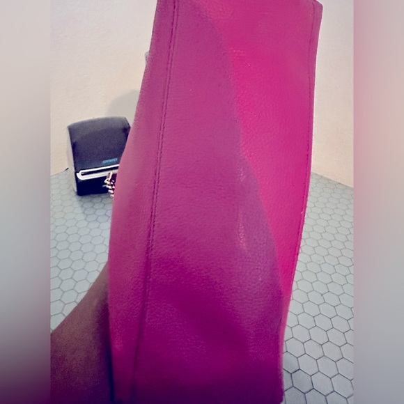 Gucci Soho Medium magenta double leather chain bag. - Picture 3 of 5